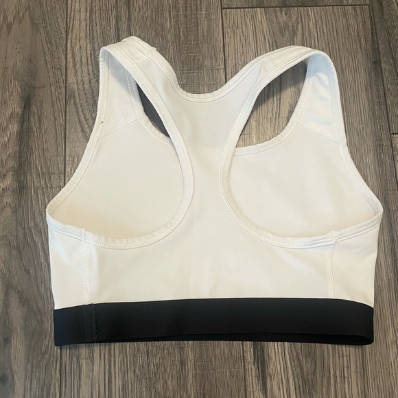 Nikes sports bras xs for both - Picture 2 of 5